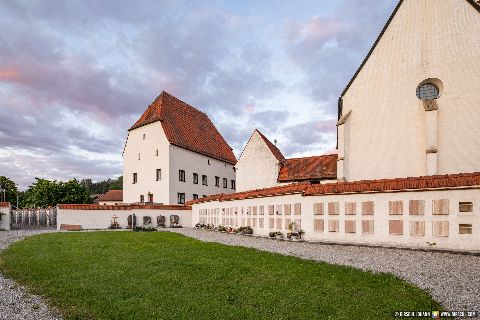 Gemeinde Reut Landkreis Rottal-Inn Taubenbach Pfarrkirche St. Alban Urnengräber (Dirschl Johann) Deutschland PAN